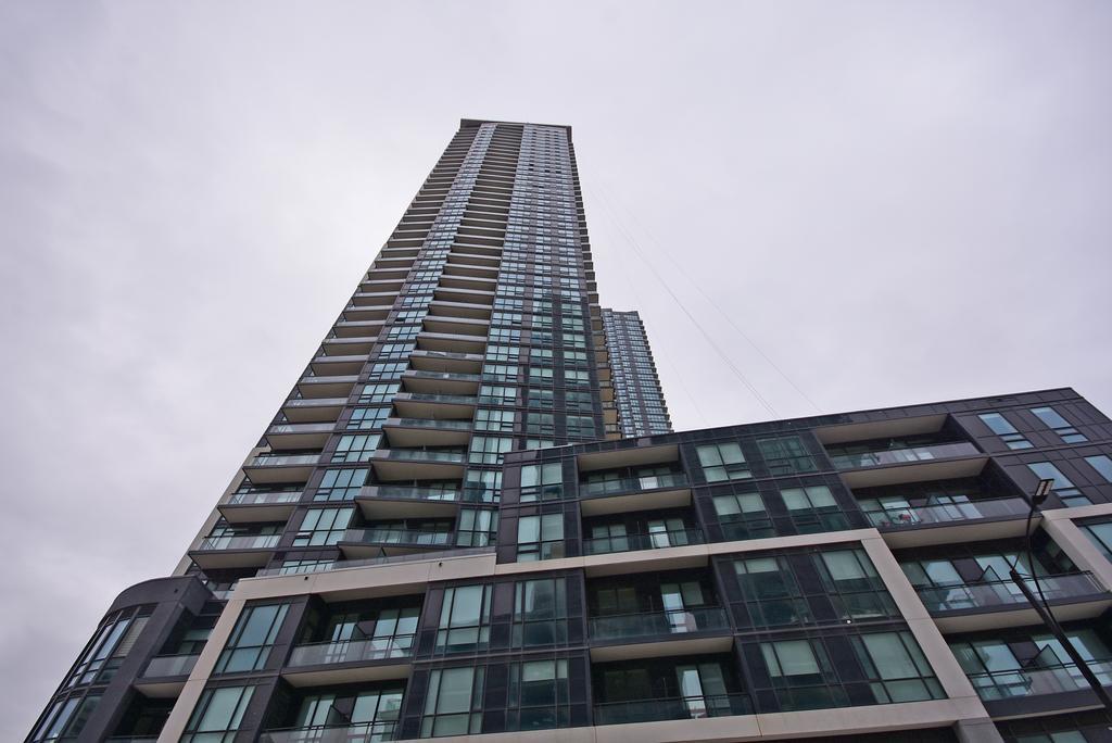 Royal Stays Furnished Apartments - Square One Миссиссага Экстерьер фото