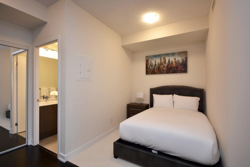 Royal Stays Furnished Apartments - Square One Миссиссага Экстерьер фото