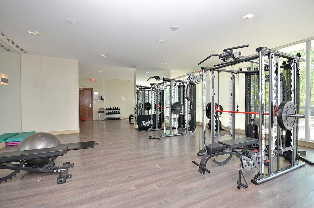 Royal Stays Furnished Apartments - Square One Миссиссага Экстерьер фото