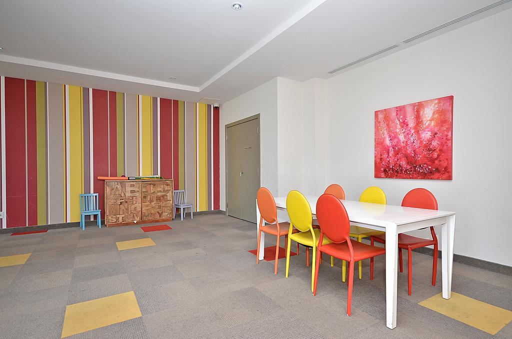 Royal Stays Furnished Apartments - Square One Миссиссага Экстерьер фото