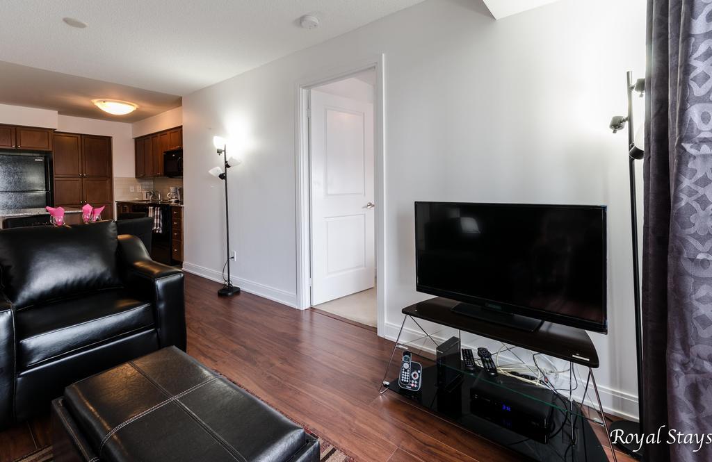 Royal Stays Furnished Apartments - Square One Миссиссага Экстерьер фото