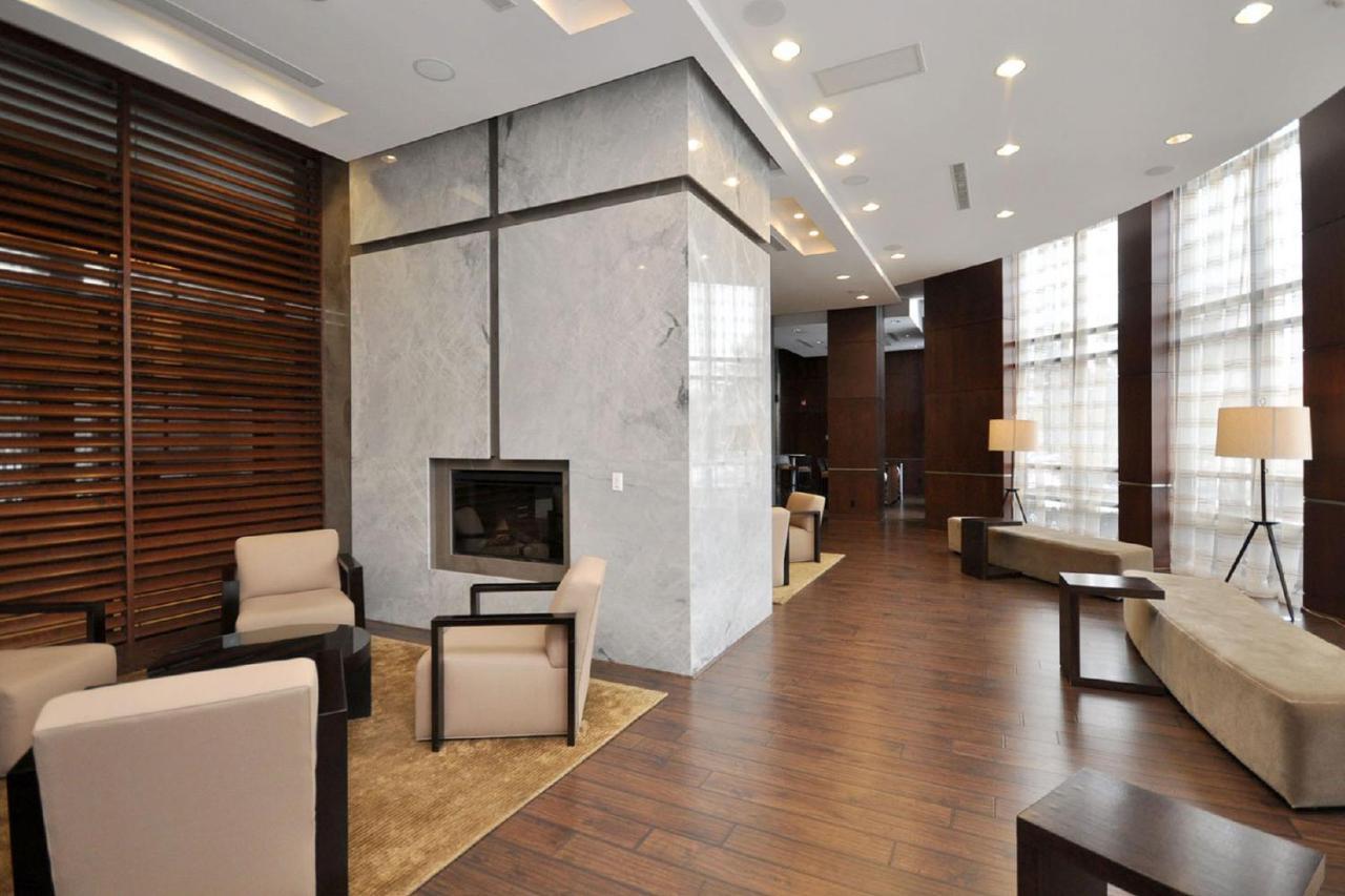 Royal Stays Furnished Apartments - Square One Миссиссага Экстерьер фото