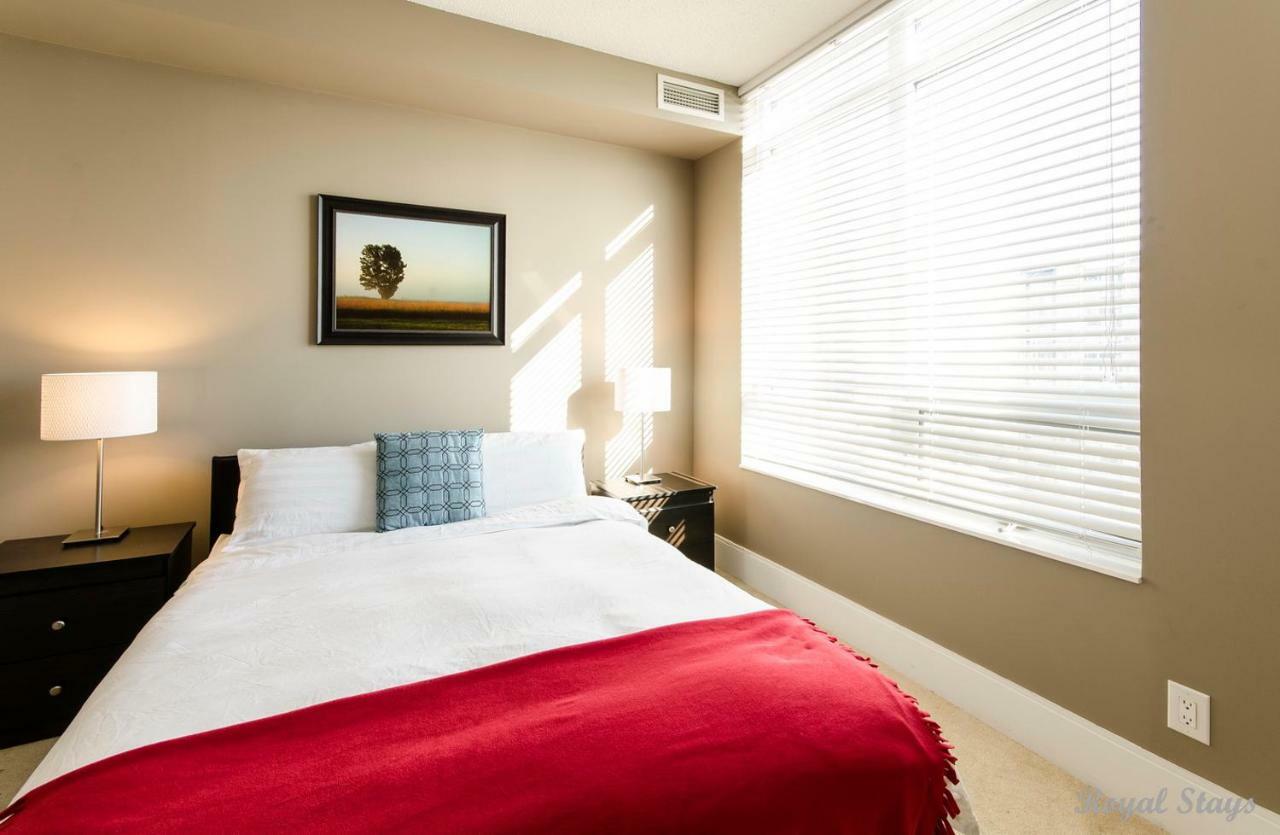 Royal Stays Furnished Apartments - Square One Миссиссага Экстерьер фото
